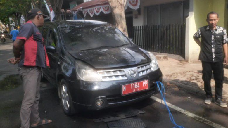 Kendaraan Dinas Kantor Pajak di Probolinggo Terbakar