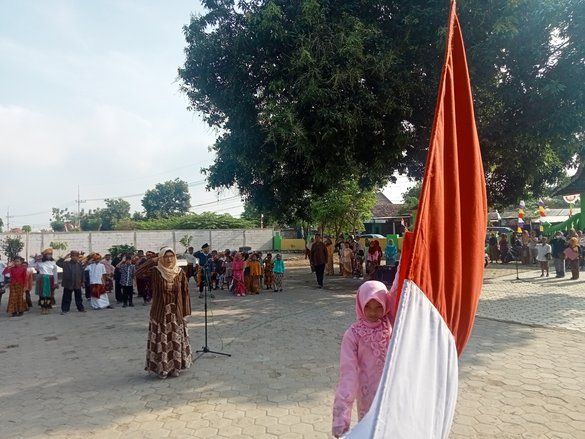 Upacara 17 Agustus, Siswa di SD ini Kenakan Pakaian Adat

&nbsp;