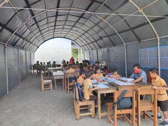Ruang Kelas Rusak, Puluhan Siswa SD di Ponorogo Belajar di Tenda