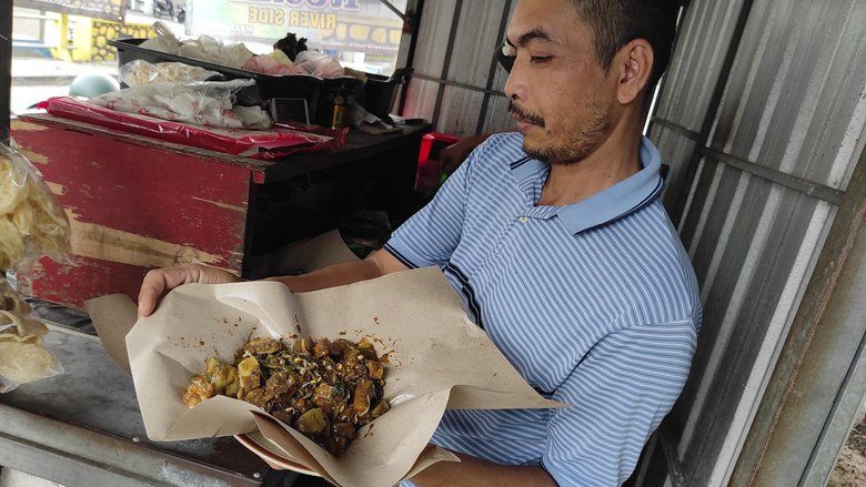 Rujak River Side Mbak Ambar, Sensasi Rujak Cingur Pinggir Kali Jombang yang Murah dan Komplet