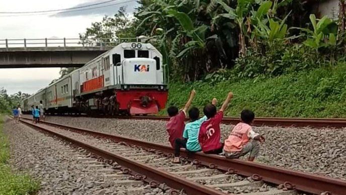 <strong>KAI Imbau Masyarakat Tidak Ngabuburit di Perlintasan Kereta Api</strong>