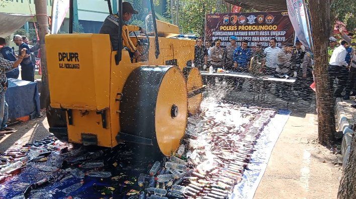 <strong>Jelang Lebaran, Polres Probolinggo Musnahkan 1610 Miras dan 110 Knalpot Brong</strong>

 