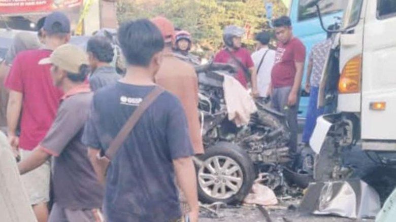 Mobilio Tabrakan dengan Kontainer di Jalur Pantura Jabung Candi Paiton, Pengemudi Tewas