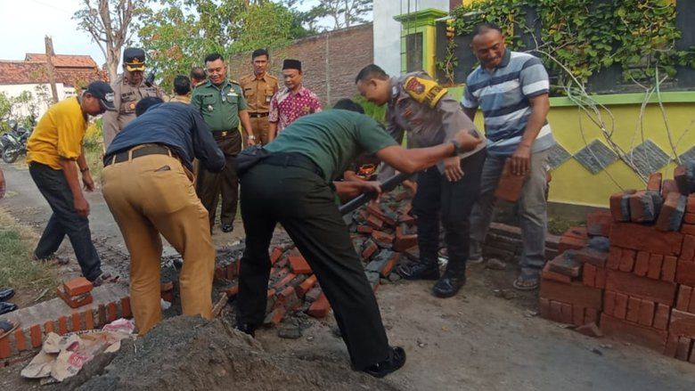 Polemik Antar Warga di Kota Probolinggo yang Tutup Jalan dengan Tembok, Berakhir Damai

 