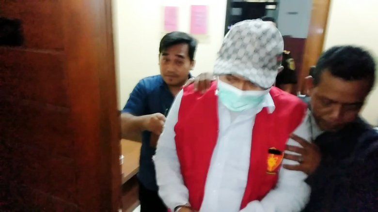 Kepala Diskoperindag Gresik dan Penyedia Barang Tersangka Korupsi Dana Hibah UMKM