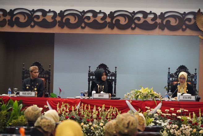 Rapat Paripurna DPRD, Bupati Ikfina Beberkan Prestasi Kabupaten Mojokerto