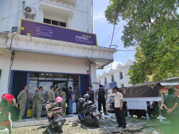 Satpol PP Kota Mojokerto Tertibkan Reklame hingga Bangunan Tak Berizin