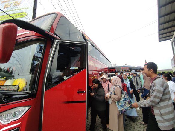 Polres Mojokerto Kota Lepas Ratusan Pekerja Pabrik Mudik Gratis