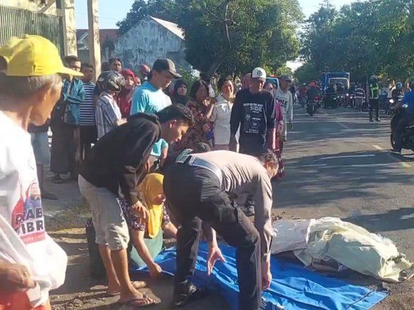 Berangkat Bekerja, Karyawati Pabrik Keramik di Probolinggo Terlindas Truk