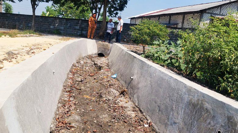 Pemdes Pandu Gresik Pastikan Revitalisasi Saluran Irigasi Sesuai Spesifikasi