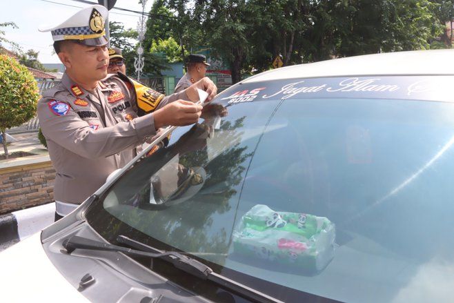 Mudik Lebaran 2025, Polres Probolinggo Kota Pasang Stiker Edukasi Keselamatan