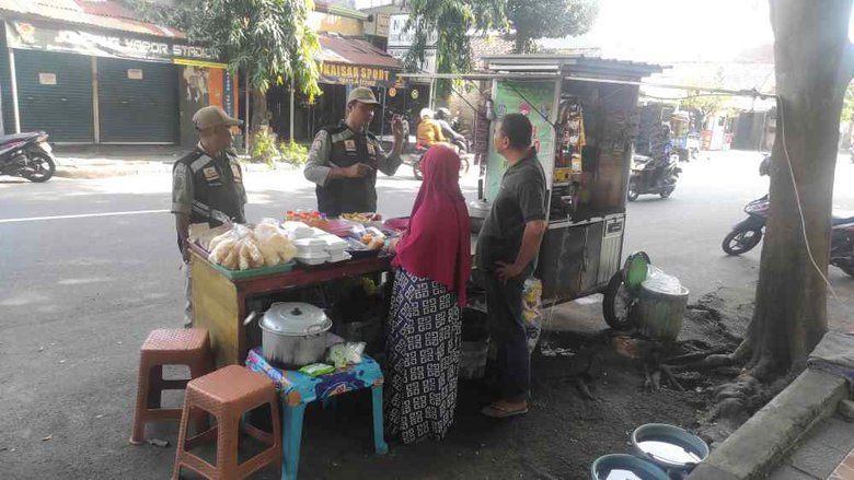 Dilarang Berjualan Saat Ada Konser, PKL di Tepi Jalan Stadion Jombang Kecewa