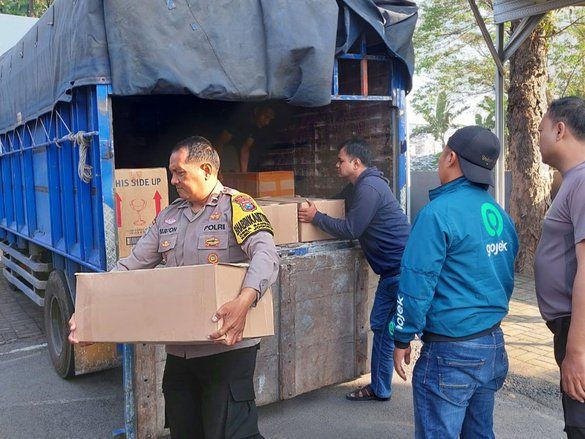 Ratusan Botol Arak Bali Siap Edar Diamankan Aparat Polsek Jogoroto.