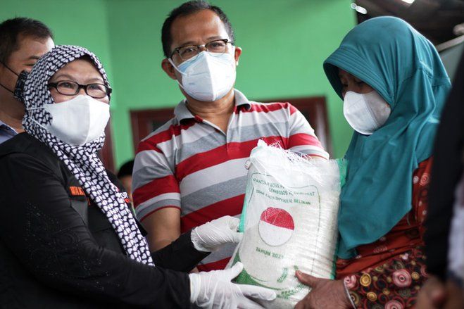 Pemkab Situbondo Bagi Sembako, Masyarakat Diminta Tetap Disiplin Prokes