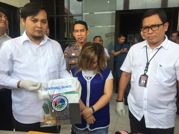 Kurir Wanita Ini Sembunyikan Sabu di Kelamin dan Anus