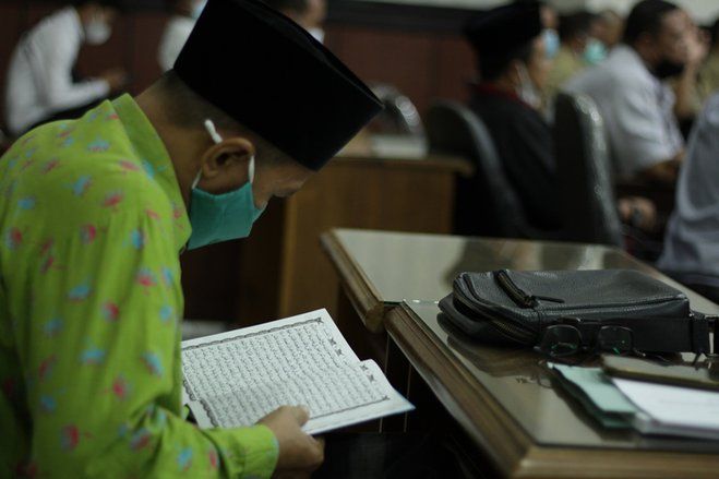 Di Sela Rapat Paripurna, Anggota DPRD Situbondo Ini Baca Quran