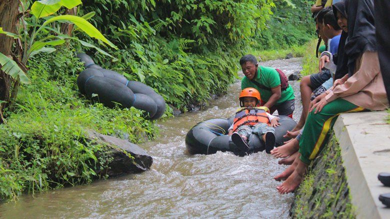 Mahasiswa Unesa dan Karang Taruna Sajen Rintis Wisata <em>River</em> <em>Tubing</em> Kali Kromong
 