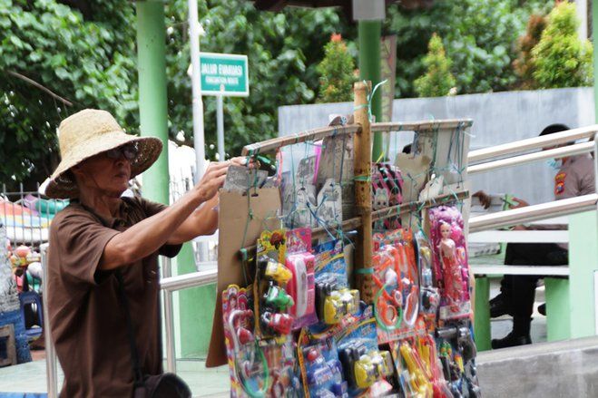 Akibat Pandemi, Penghasilan Pedagang di Pantai Pasir Putih Situbondo Menurun Drastis