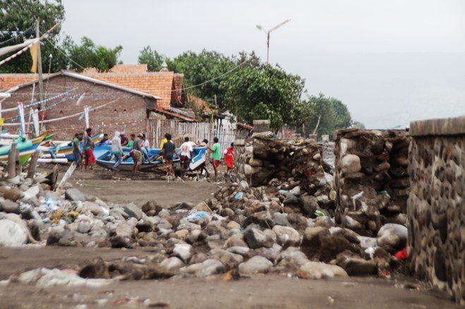 Tangkis Laut Jebol, Warga Pesisir Situbondo Waspada Banjir Rob Susulan