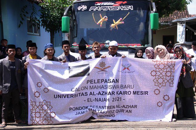 Ketua PCNU Situbondo Lepas 21 Santri Penerima Beasiswa Al-Azhar Mesir