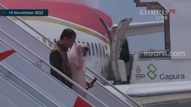 Ibu Negara Iriana Jokowi Tergelincir Saat Turun Tangga Pesawat di Bandara Ngurah Rai Bali