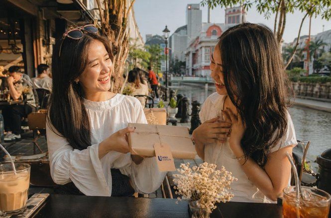 Memberi Hadiah, Tradisi Sederhana yang Sarat Makna