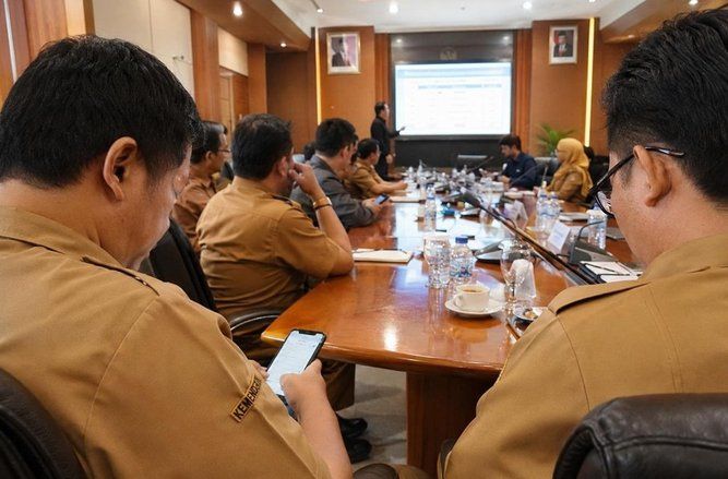 Budaya Main HP Saat Forum Serius Makin Dianggap Normal