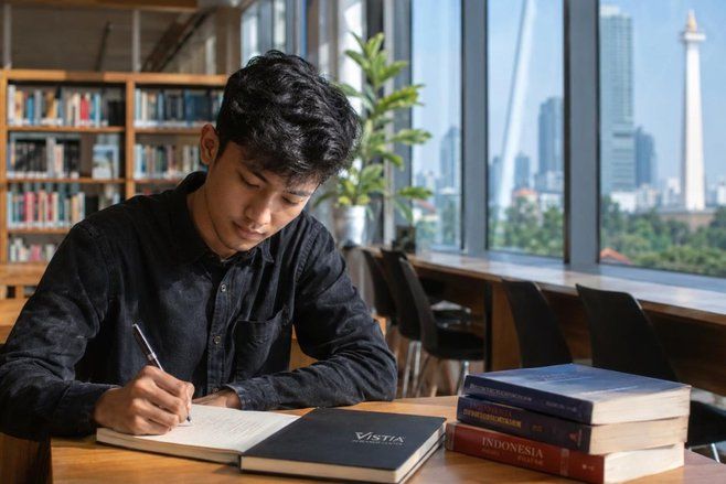 Kebiasaan Menulis yang Tetap Relevan di Era Serba Digital
