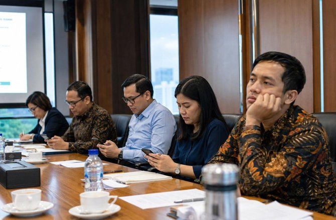 Rapat Formal Kini Sering Kalah Menarik dari Layar Ponsel