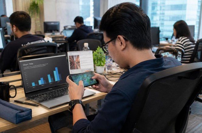 Fenomena Main HP Diam-Diam Saat Kerja Makin Normal