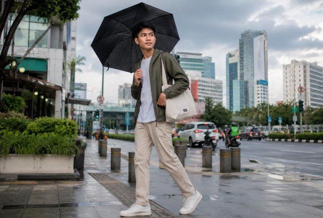 Tips Outfit Aman Saat Cuaca Panas Lalu Hujan