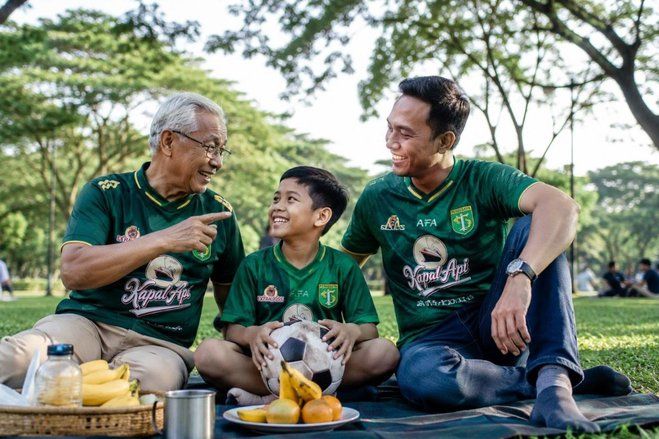 Dari Ayah ke Anak, Tradisi Mendukung Klub Lokal yang Tak Pernah Hilang