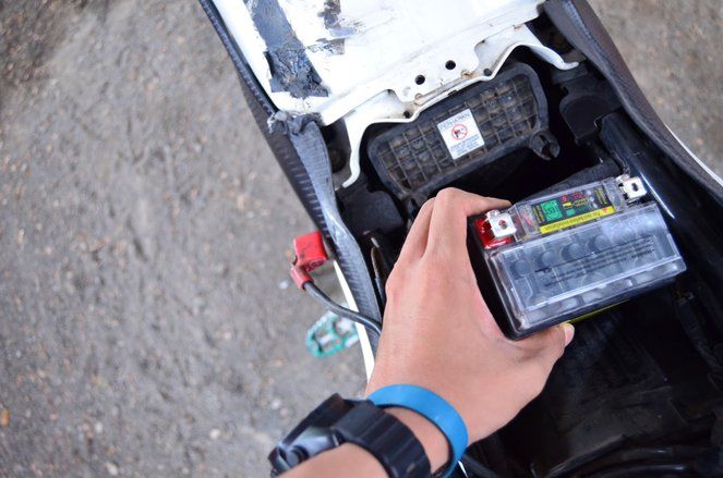 Aki di Motor Cepat Tekor? Kenali 5 Penyebabnya