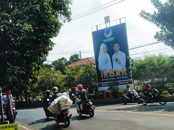 Baliho Salah Satu Bapaslon Pilkada Mojokerto Nyasar ke Kota Mojokerto