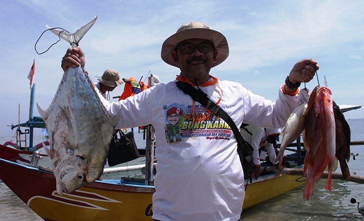 Asyiknya Mancing Bareng di Objek Wisata Pasir Putih Situbondo