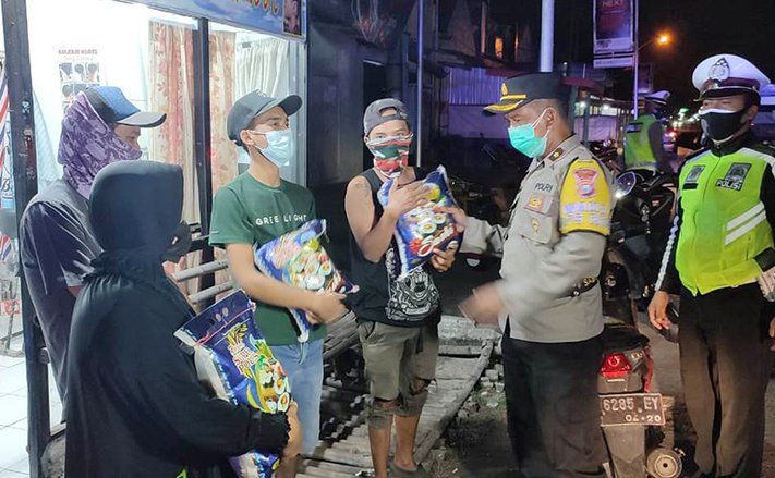 PPKM Level 3, Satgas Covid-19 Situbondo Tertibkan PKL Dengan Bagi-bagi Sembako