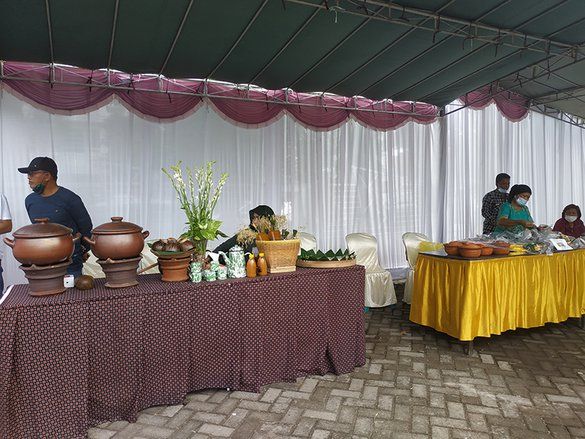 Bazaar Tempoe Doeloe Jadi Ajang Kolaborasi Kelurahan Rungkut Kidul dan UWIKA