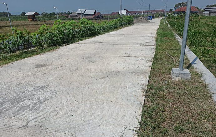 Belum Genap Setengah Tahun, Rabat Beton di Desa Tebel Jombang Mulai Mengelupas? 