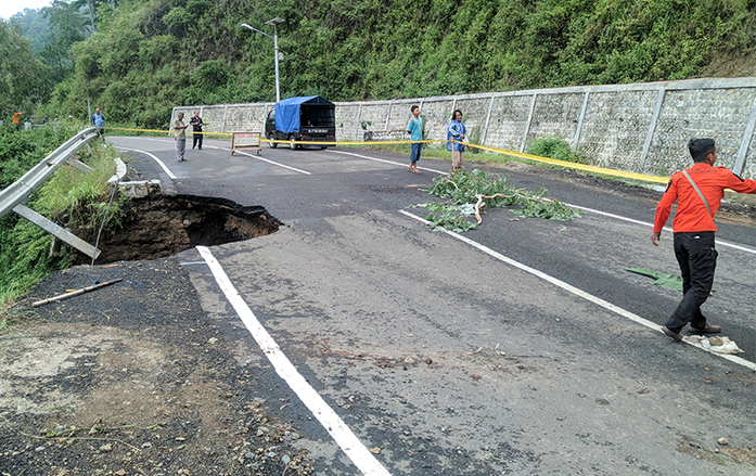 Jalan Penghubung Ponorogo-Pacitan Kembali Amblas