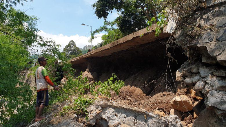 Penyangga Jalan di Sungai Manting Mojokerto Ambles
