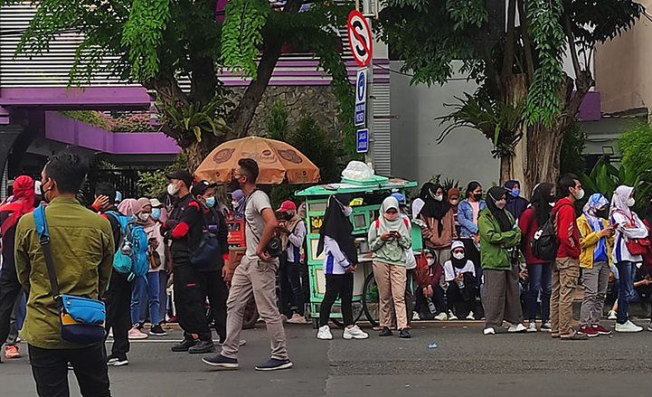 Berkah di Tengah Demo Buruh, PKL "Pernah Diborong Pak Polisi"