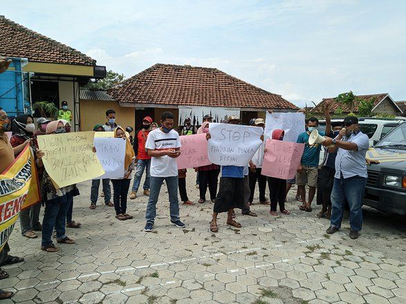 Tolak Pembangunan Tower Provider Tri, Warga Geruduk Balai Desa