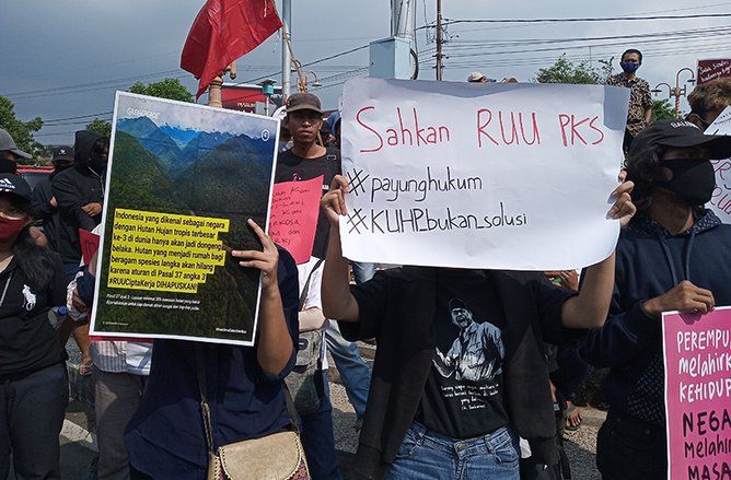 Massa Gabungan di Jember Tolak RUU Omnibus Law dan Dukung RUU PKS