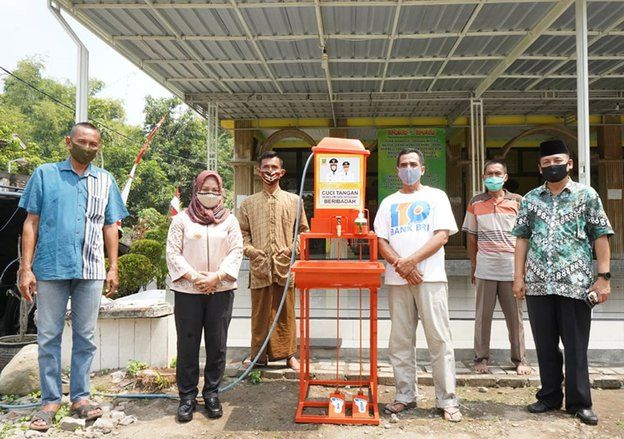 Ning Ita Bagikan Ratusan Alat CTPS di Masjid dan Pondok Pesantren