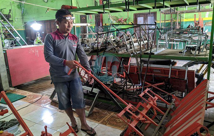 Berawal dari Toko Bangkrut, Warga Ponorogo Ini Mampu Kembangkan Alat Tanam Padi