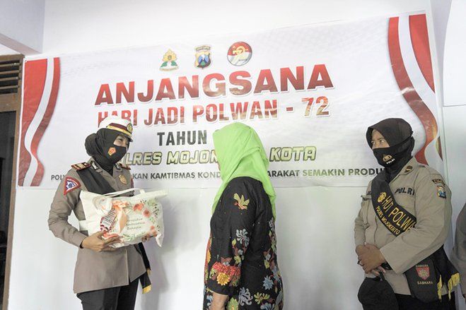 HUT Ke-72, Polwan Polresta Mojokerto Peduli Purnawirawan di Tengah Pandemi Covid-19