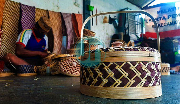 Rantang Anyaman Bambu Jadi Suvenir Hajatan Ramah Lingkungan