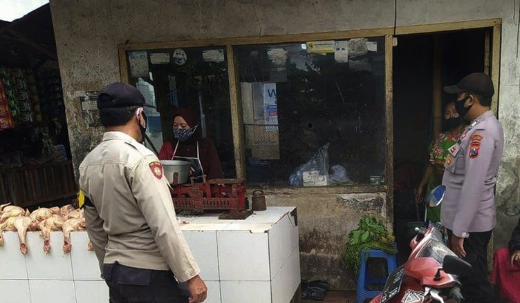 Babinsa Keliling Pasar Demi Ajak Warga Vaksin dan Taat Prokes