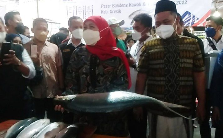 Kunjungi Pasar Bandeng Gresik, Gubernur Jatim <em>Mborong </em>Bandeng