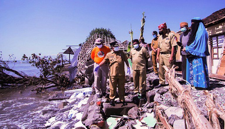 Bertemu Bupati Situbondo, Korban Banjir Rob Minta Dibangun Tangkis